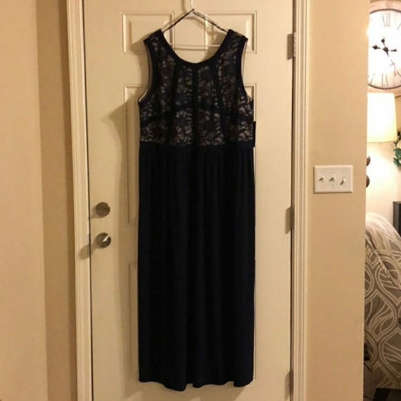 Formal dress - Picture 3 of 3